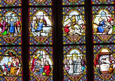 QUIMPER, FINISTthe, BRANY, FRANCE, 26 Haziran 2025: Saint Corentin katedralindeki vitray pencerelerinin detayları