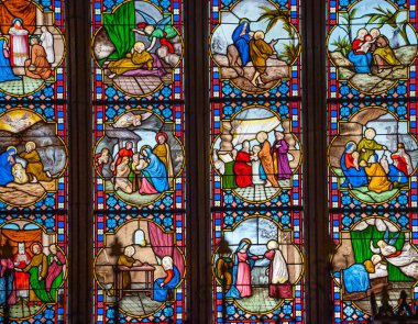 QUIMPER, FINISTthe, BRANY, FRANCE, 26 Haziran 2025: Saint Corentin katedralindeki vitray pencerelerinin detayları