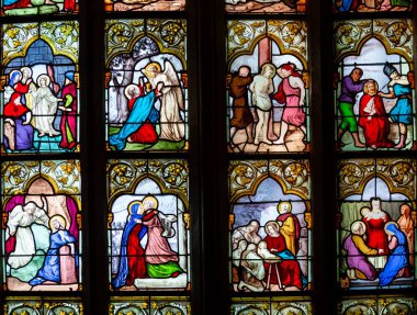 QUIMPER, FINISTthe, BRANY, FRANCE, 26 Haziran 2025: Saint Corentin katedralindeki vitray pencerelerinin detayları