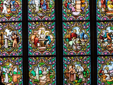 QUIMPER, FINISTthe, BRANY, FRANCE, 26 Haziran 2025: Saint Corentin katedralindeki vitray pencerelerinin detayları