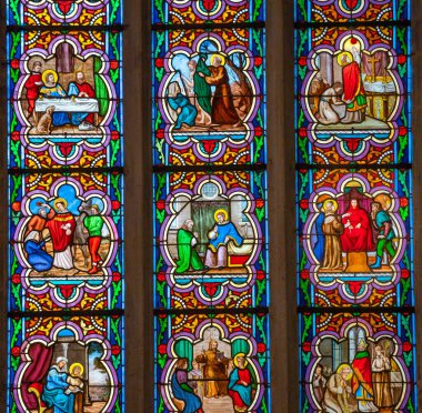 QUIMPER, FINISTthe, BRANY, FRANCE, 26 Haziran 2025: Saint Corentin katedralindeki vitray pencerelerinin detayları