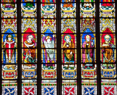 QUIMPER, FINISTthe, BRANY, FRANCE, 26 Haziran 2025: Saint Corentin katedralindeki vitray pencerelerinin detayları