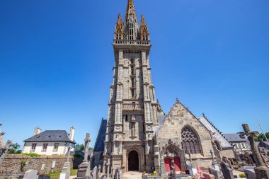 GOULVEN, FINISTthe, BRANY, FRANCE, 30 HAZİRAN 2025: Kilisenin dış ve mimari ayrıntıları