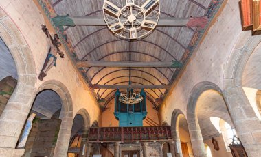 GOULVEN, FINISTthe, BRANY, FRANCE, 30 HAZİRAN 2025: Kilisenin iç ve mimari ayrıntıları