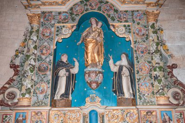 PLEYVEN, FINISTthe, BRANY, FRANCE, 27 Haziran 2025: Kilisenin iç ve mimari ayrıntıları