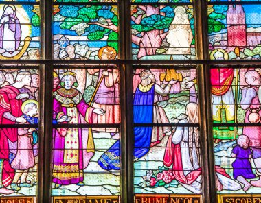 PLOUNEY-TREZ, FİNİSTA, BRANY, FRANCE, 30 HAZİRAN 2025: Aziz Pierre Kilisesi 'nin boyalı camları