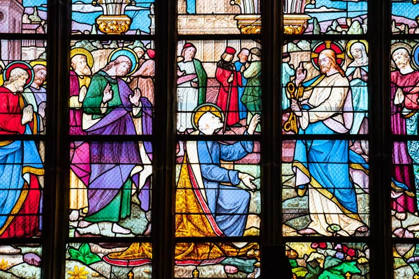 PLOUNEY-TREZ, FİNİSTA, BRANY, FRANCE, 30 HAZİRAN 2025: Aziz Pierre Kilisesi 'nin boyalı camları