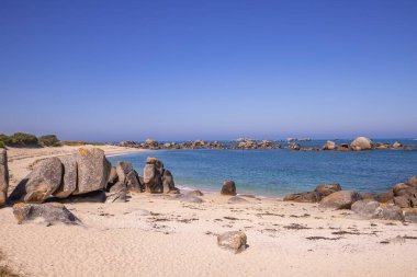 PONTUSVAL, BRANY, FRANCE, 19 MAYIS: Le Royau 'daki plaj ve kanal denizi, cotes-d' zırh
