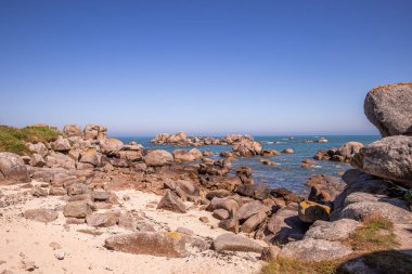 PONTUSVAL, BRANY, FRANCE, 19 MAYIS: Le Royau 'daki plaj ve kanal denizi, cotes-d' zırh