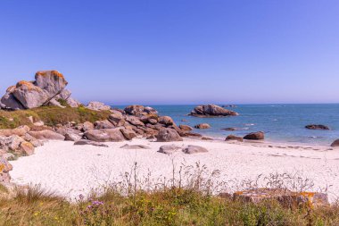 PONTUSVAL, BRANY, FRANCE, 19 MAYIS: Le Royau 'daki plaj ve kanal denizi, cotes-d' zırh