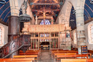 LA ROCHE MAURICE, FİNİSTA, BRANY, FRANCE, 27 HAZİRAN 2025: Kilisenin dış ve mimari ayrıntıları