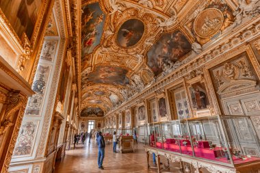 PARIS, FRANCE, 17 Mart 2017: Apollon 'un galerisinin mimari detayları, Le Louvre Müzesi, Fransız kraliyet mücevherlerinin soyulduğu yer, Ekim 2025
