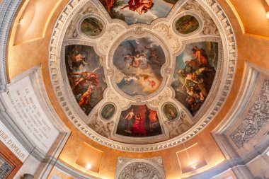 PARIS, FRANCE, 17 Mart 2017: Apollon 'un galerisinin mimari detayları, Le Louvre Müzesi, Fransız kraliyet mücevherlerinin soyulduğu yer, Ekim 2025