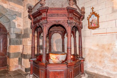 LE FAOU SAUVEUR, FİNİSTA, BRANY, FRANCE, 20 MAYIS 2025: Kilisenin iç ve mimari detayları