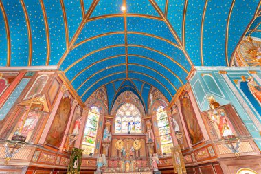 LE FAOU SAUVEUR, FİNİSTA, BRANY, FRANCE, 20 MAYIS 2025: Kilisenin iç ve mimari detayları