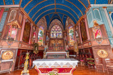 LE FAOU SAUVEUR, FİNİSTA, BRANY, FRANCE, 20 MAYIS 2025: Kilisenin iç ve mimari detayları