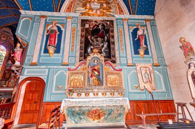 LE FAOU SAUVEUR, FİNİSTA, BRANY, FRANCE, 20 MAYIS 2025: Kilisenin iç ve mimari detayları