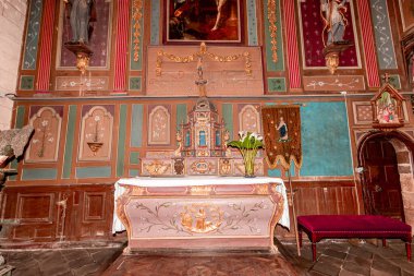 LE FAOU SAUVEUR, FİNİSTA, BRANY, FRANCE, 20 MAYIS 2025: Kilisenin iç ve mimari detayları