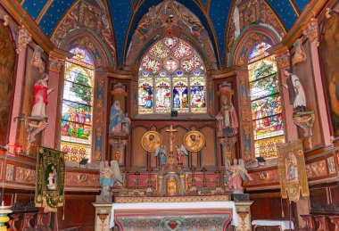 LE FAOU SAUVEUR, FİNİSTA, BRANY, FRANCE, 20 MAYIS 2025: Kilisenin iç ve mimari detayları