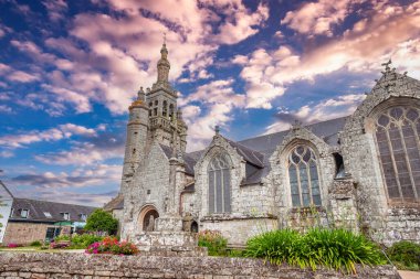 PLOSNEC, FİNİSTA, BRANY, FRANCE, 25 HAZİRAN: Kiliseye yakın kilise, dış mekan