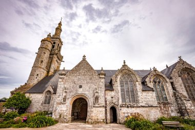 PLOSNEC, FİNİSTA, BRANY, FRANCE, 25 HAZİRAN: Kiliseye yakın kilise, dış mekan