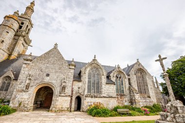 PLOSNEC, FİNİSTA, BRANY, FRANCE, 25 HAZİRAN: Kiliseye yakın kilise, dış mekan
