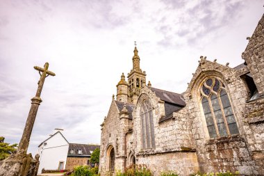 PLOSNEC, FİNİSTA, BRANY, FRANCE, 25 HAZİRAN: Kiliseye yakın kilise, dış mekan
