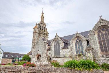 PLOSNEC, FİNİSTA, BRANY, FRANCE, 25 HAZİRAN: Kiliseye yakın kilise, dış mekan