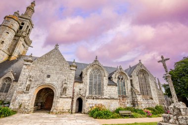 PLOSNEC, FİNİSTA, BRANY, FRANCE, 25 HAZİRAN: Kiliseye yakın kilise, dış mekan