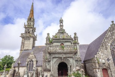 PLOSNEC, FINISTAllah, BRANY, FRANCE, 27 Haziran 2025: Kiliseye, dışa ve mezarlığa yakın cemaat