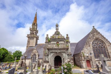 PLOSNEC, FINISTAllah, BRANY, FRANCE, 27 Haziran 2025: Kiliseye, dışa ve mezarlığa yakın cemaat