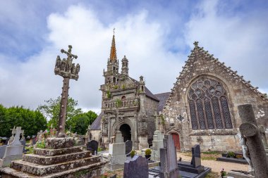 PLOSNEC, FINISTAllah, BRANY, FRANCE, 27 Haziran 2025: Kiliseye, dışa ve mezarlığa yakın cemaat