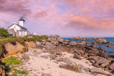 PONTUSVAL, BRANY, FRANCE, 19 MAYIS: Le Royau 'daki plaj ve kanal denizi, cotes-d' zırh