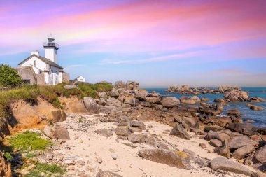 PONTUSVAL, BRANY, FRANCE, 19 MAYIS: Le Royau 'daki plaj ve kanal denizi, cotes-d' zırh