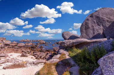 PONTUSVAL, BRANY, FRANCE, 19 MAYIS: Le Royau 'daki plaj ve kanal denizi, cotes-d' zırh