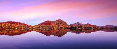 Laurentides 'teki Lac-Superieur manzarası, Mont-tremblant, Quebec, Kanada