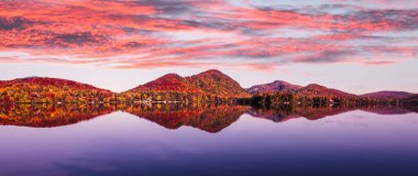 Laurentides 'teki Lac-Superieur manzarası, Mont-tremblant, Quebec, Kanada