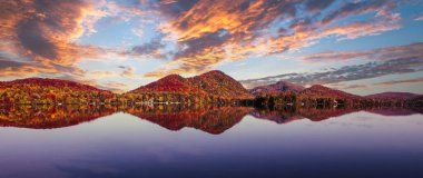 Laurentides 'teki Lac-Superieur manzarası, Mont-tremblant, Quebec, Kanada