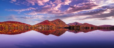 Laurentides 'teki Lac-Superieur manzarası, Mont-tremblant, Quebec, Kanada