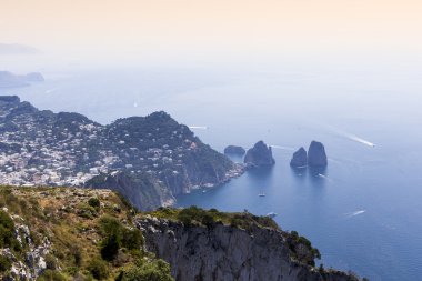 Faraglioni Adası ve kayalıklarla, Capri, İtalya