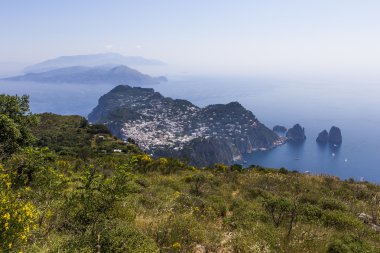 Faraglioni Adası ve kayalıklarla, Capri, İtalya