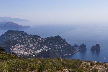 Faraglioni Adası ve kayalıklarla, Capri, İtalya