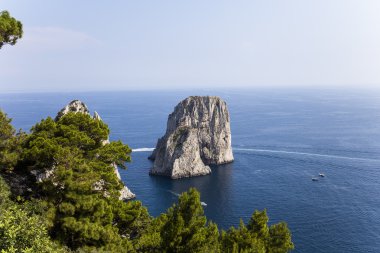Faraglioni Adası ve kayalıklarla, Capri, İtalya