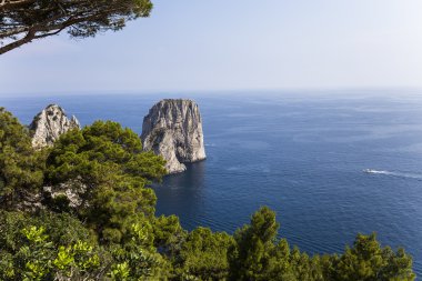 Faraglioni Adası ve kayalıklarla, Capri, İtalya