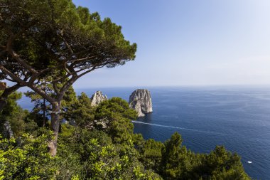 Faraglioni Adası ve kayalıklarla, Capri, İtalya