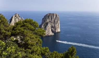 Faraglioni Adası ve kayalıklarla, Capri, İtalya