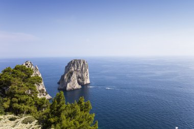 Faraglioni Adası ve kayalıklarla, Capri, İtalya