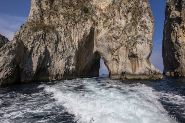 Faraglioni Adası ve kayalıklarla, Capri, İtalya
