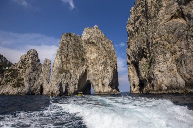 Faraglioni Adası ve kayalıklarla, Capri, İtalya