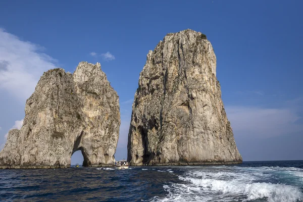 Faraglioni Adası ve kayalıklarla, Capri, İtalya